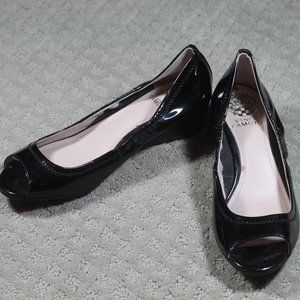 NWOT Vince Camuto Size 8.5M Black Patent Leather Ryssa Peep Toe Wedge 1.5" Heels